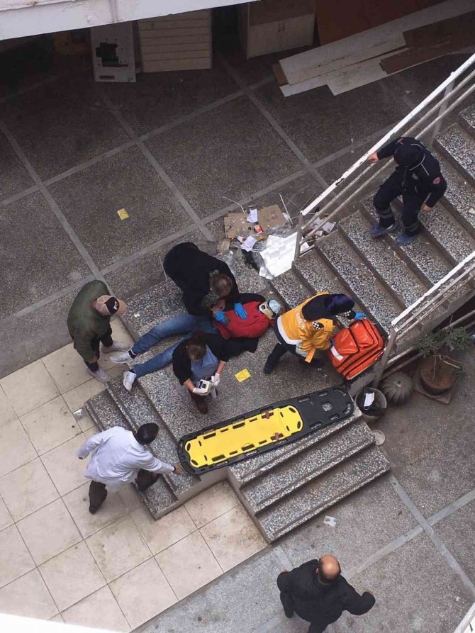 İş hanının ikinci katından düştü