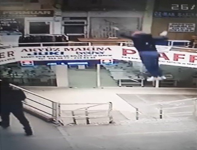 İş hanının ikinci katından düştü