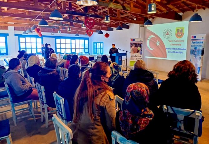 Jandarma, Çeşme’de kadınları şiddete karşı bilgilendirdi