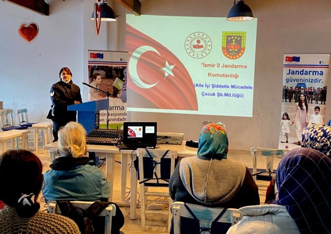 Jandarma, Çeşme’de kadınları şiddete karşı bilgilendirdi