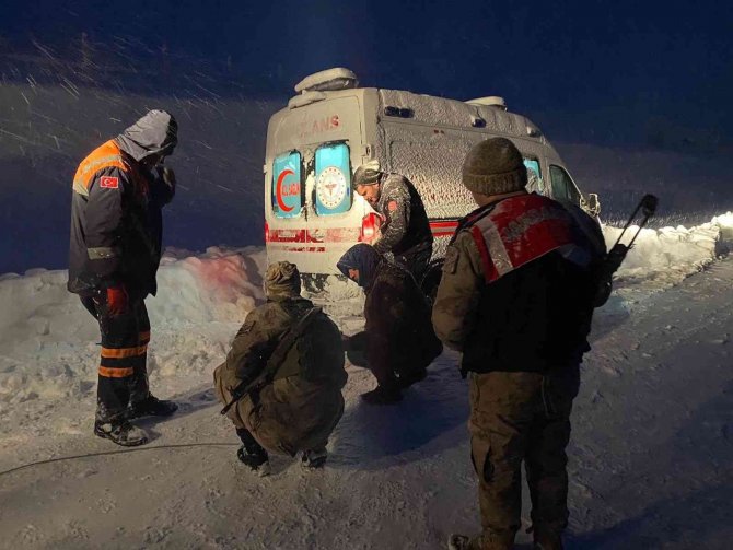 Jandarma, kar ve tipide mahsur kalan 31 vatandaşı kurtardı
