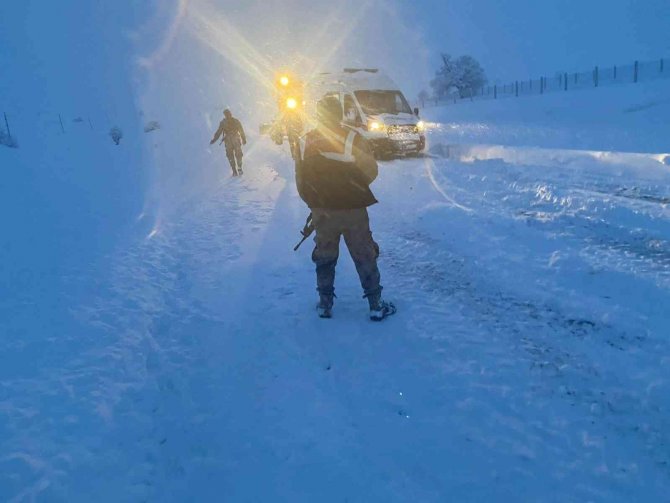 Jandarma, kar ve tipide mahsur kalan 31 vatandaşı kurtardı
