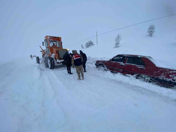 Jandarma, kar ve tipide mahsur kalan 31 vatandaşı kurtardı