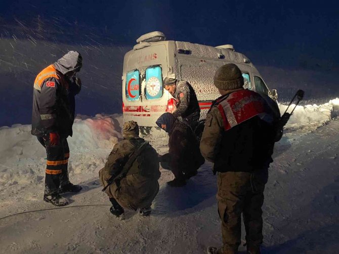 Jandarma, kar ve tipide mahsur kalan 31 vatandaşı kurtardı