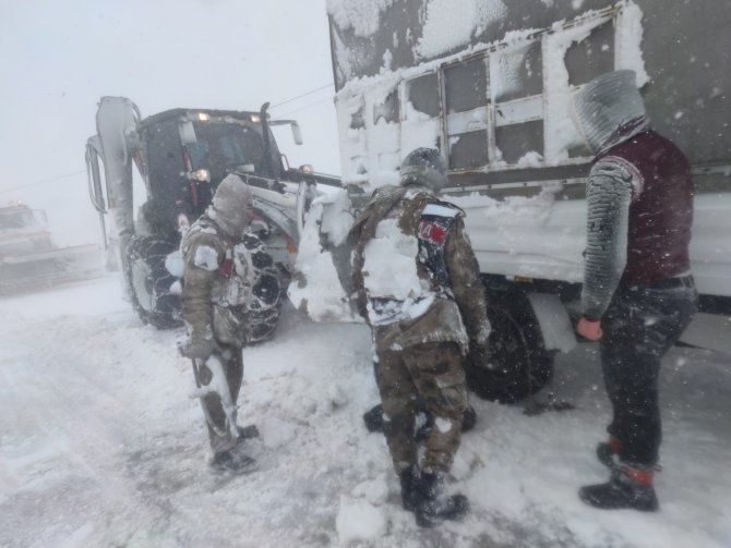 Jandarma, kar ve tipide mahsur kalan 31 vatandaşı kurtardı