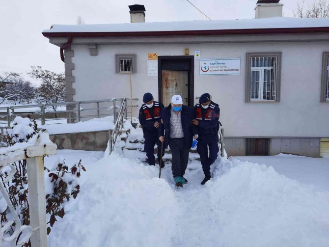 Jandarma karda mahsur kalan vatandaşların yardımına koştu