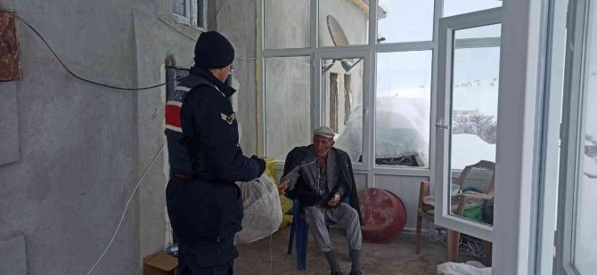 Jandarma karda mahsur kalan vatandaşların yardımına koştu