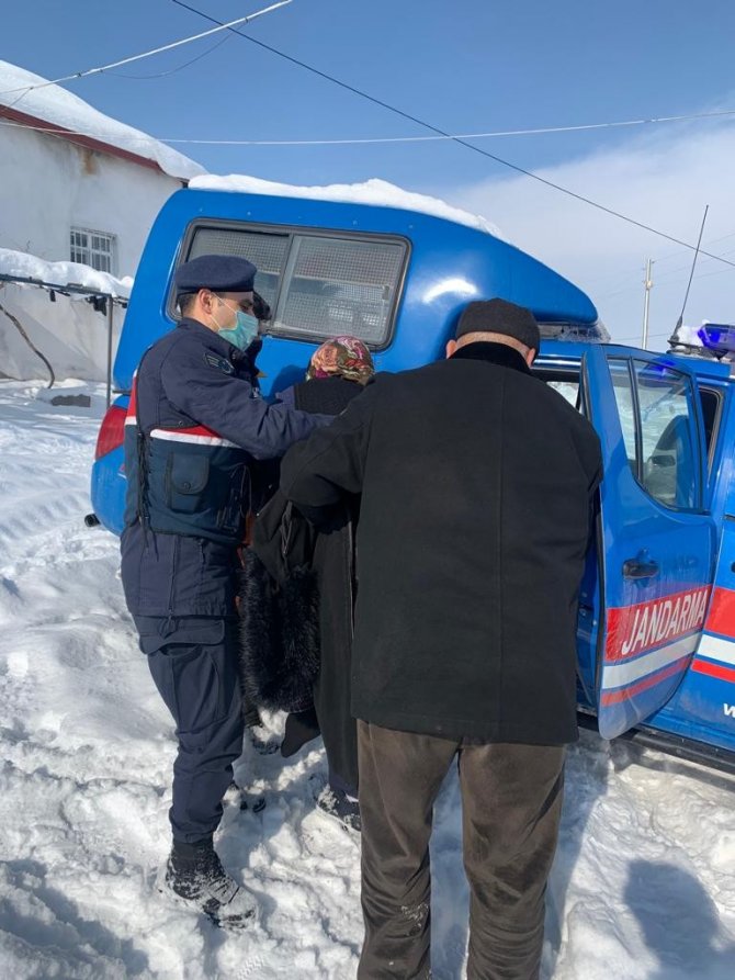 Jandarma karda mahsur kalan vatandaşların yardımına koştu