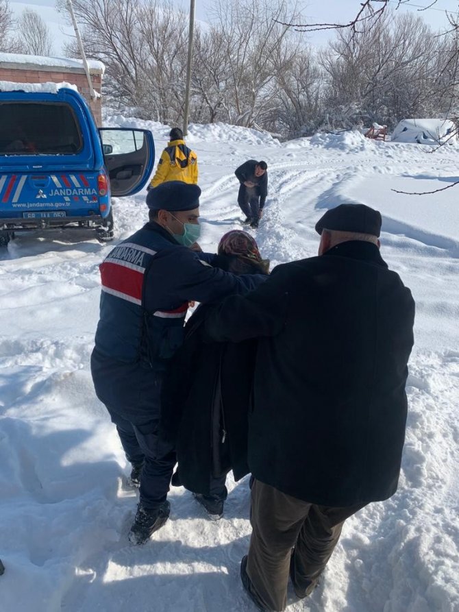 Jandarma karda mahsur kalan vatandaşların yardımına koştu