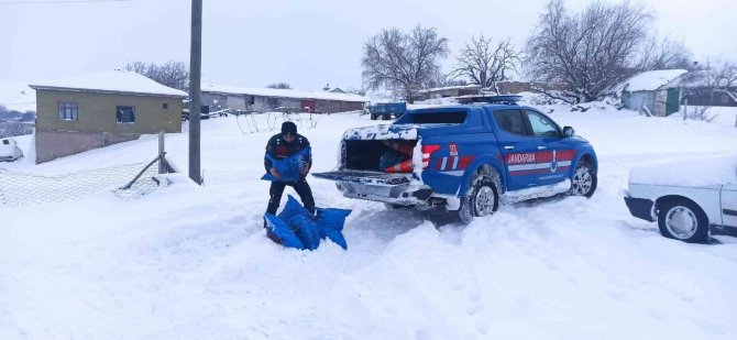 Jandarma karda mahsur kalan vatandaşların yardımına koştu