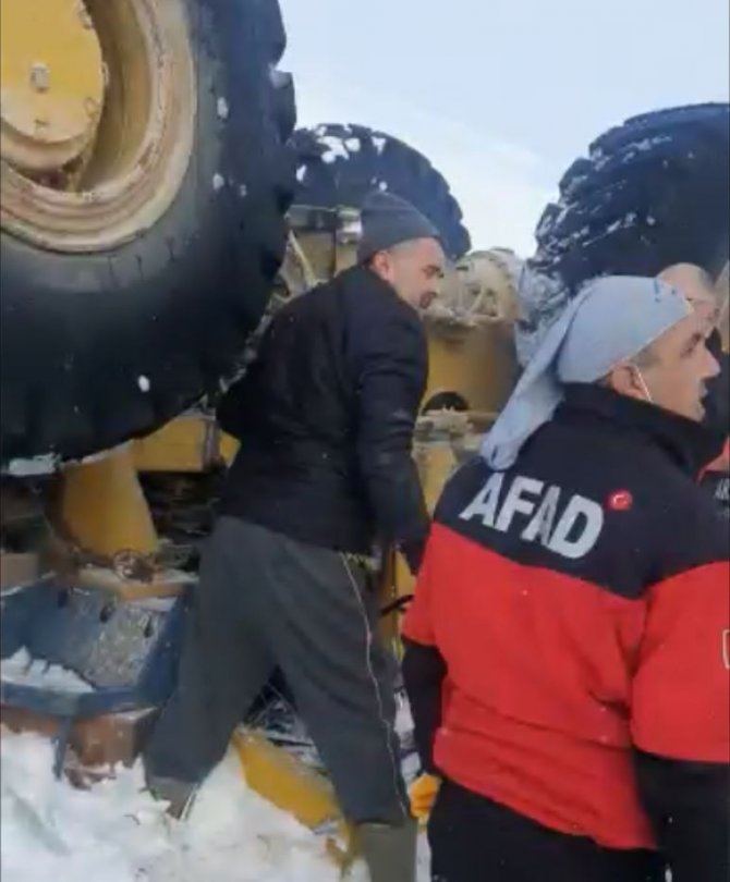 Kar temizliği yaparken devrilen iş makinesinin altında kaldı