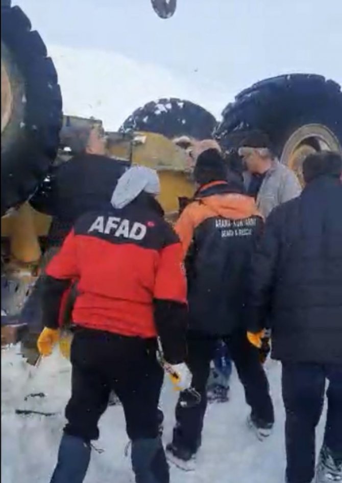 Kar temizliği yaparken devrilen iş makinesinin altında kaldı