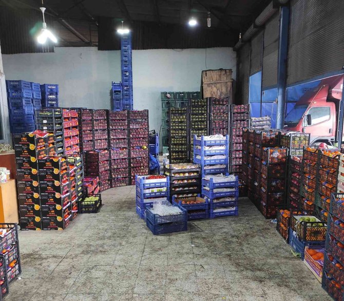 Kar yağışı İstanbul’daki sebze ve meyve hallerini etkiledi