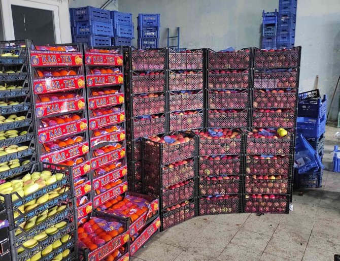 Kar yağışı İstanbul’daki sebze ve meyve hallerini etkiledi