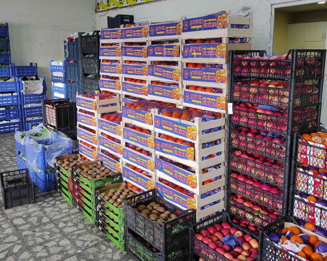 Kar yağışı İstanbul’daki sebze ve meyve hallerini etkiledi