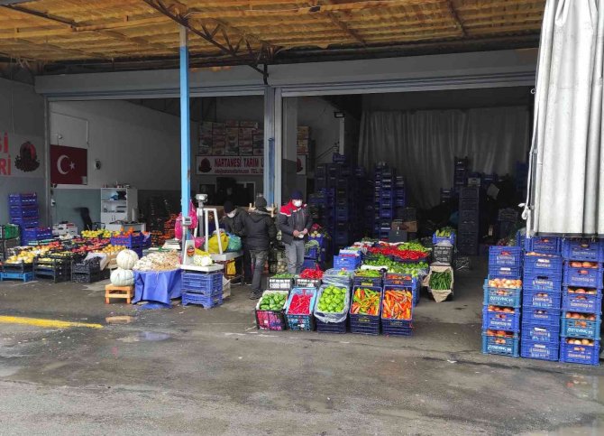 Kar yağışı İstanbul’daki sebze ve meyve hallerini etkiledi