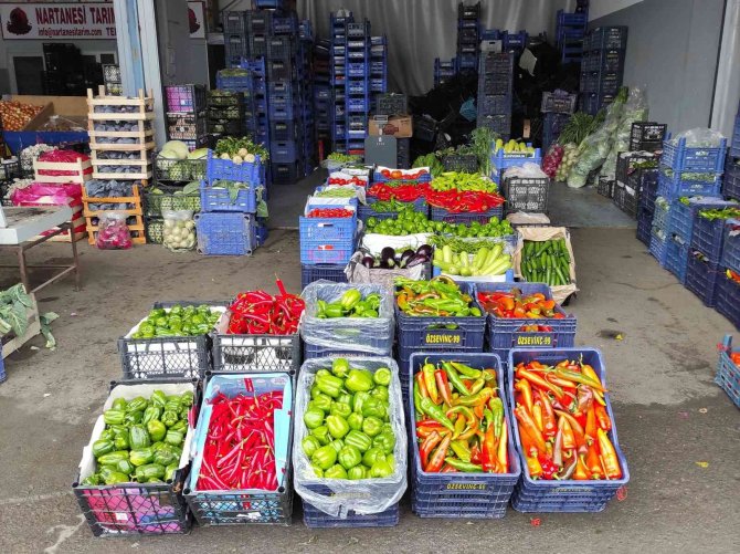 Kar yağışı İstanbul’daki sebze ve meyve hallerini etkiledi