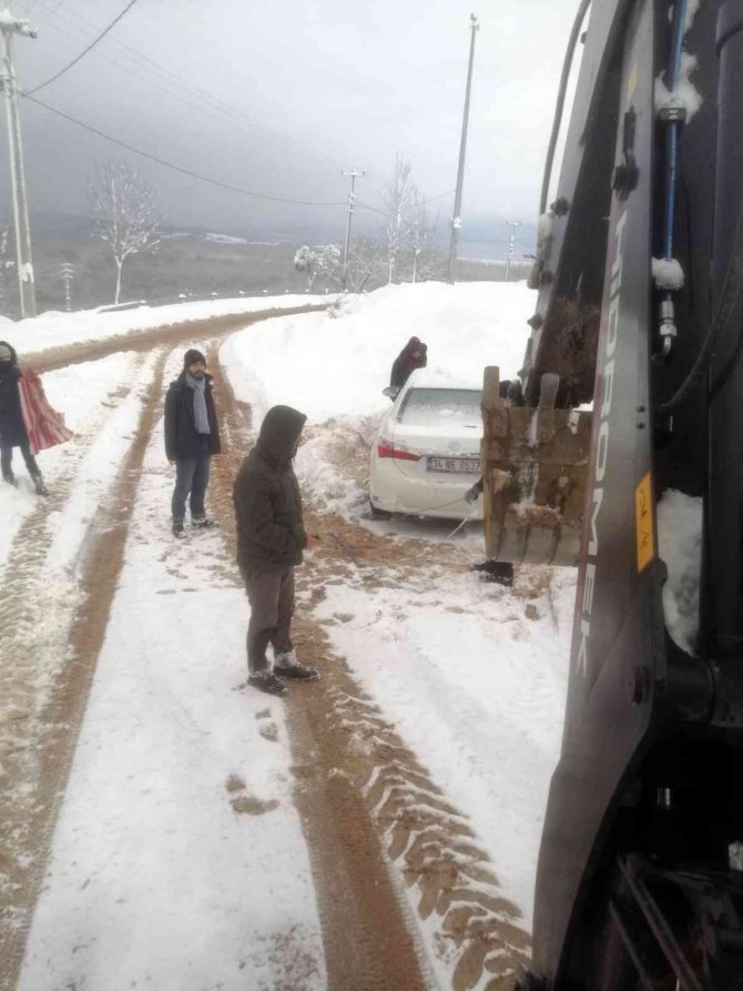 Karla kaplı yolda araç içinde mahsur kaldılar