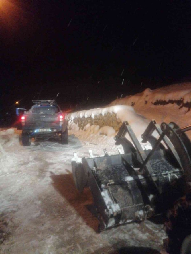 Karla kaplı yolda araç içinde mahsur kaldılar