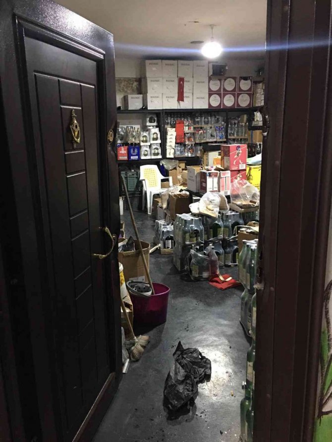 Levyeyle deponun kilidini kırıp 25 bin TL’lik sigarayı çaldı