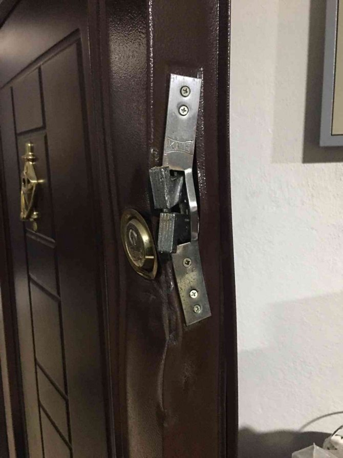 Levyeyle deponun kilidini kırıp 25 bin TL’lik sigarayı çaldı