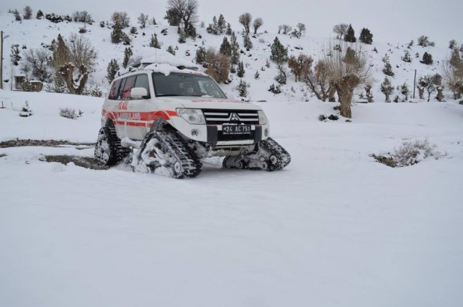 Sağlık ekipleri karlı yolları aşarak Covid-19 aşısı yapıyor