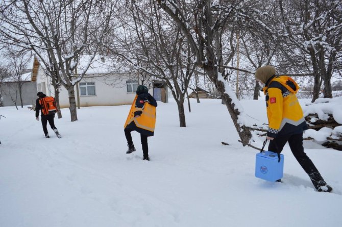 Sağlık ekipleri karlı yolları aşarak Covid-19 aşısı yapıyor