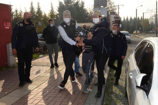 Şehit mezarlarına çirkin saldırı yapan zanlı, duruşma salonunda da şehide küfür etti