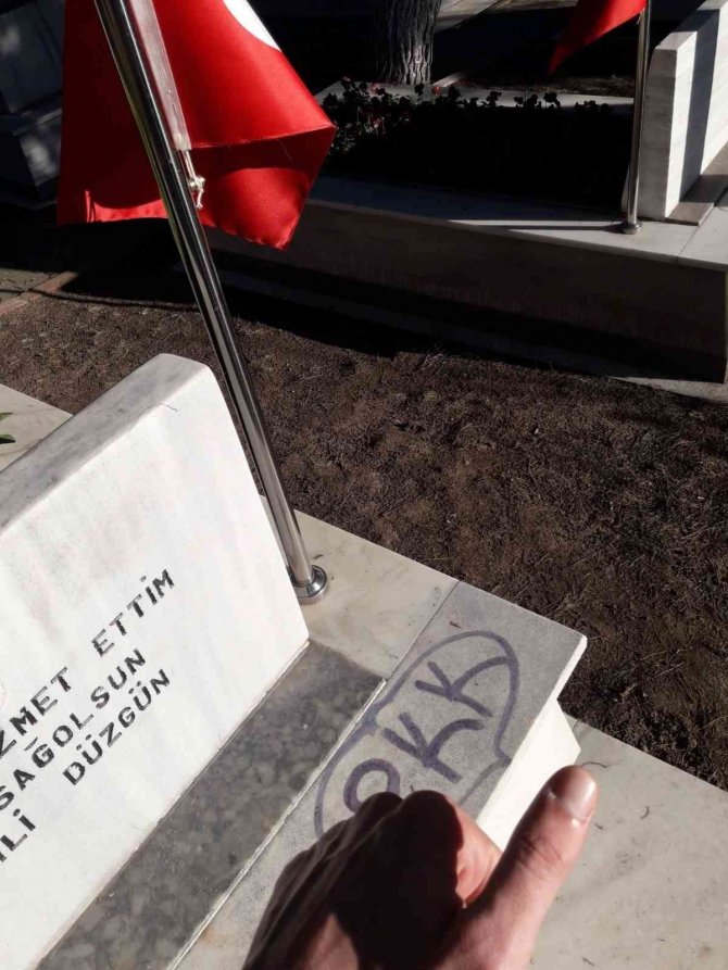 Şehit mezarlarına çirkin saldırı yapan zanlı, duruşma salonunda da şehide küfür etti