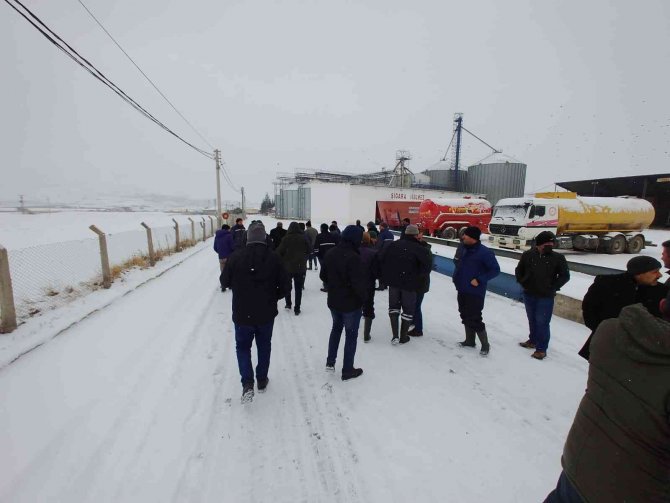 Sendikalaşmak isteyen işçiler iş bırakma eylemine gitti