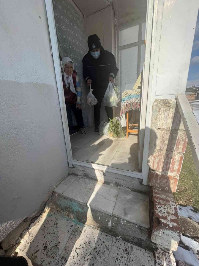 Soğuk ve kardan pazara gidemeyen yaşlı kadının yardımına zabıta yetişti