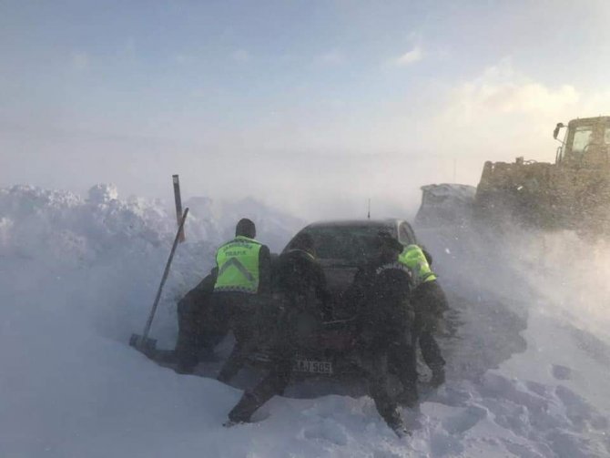 Tipide mahsur kalan vatandaşları ekipler kurtardı