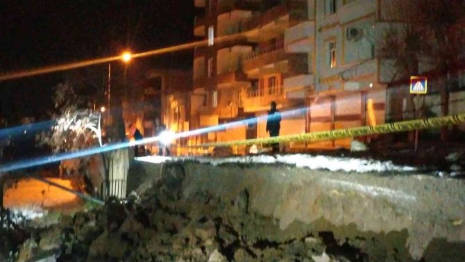 Yoğun kar yağışı nedeniyle okulun istinat duvarı çöktü