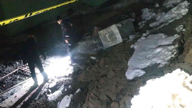 Yoğun kar yağışı nedeniyle okulun istinat duvarı çöktü