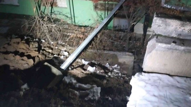 Yoğun kar yağışı nedeniyle okulun istinat duvarı çöktü