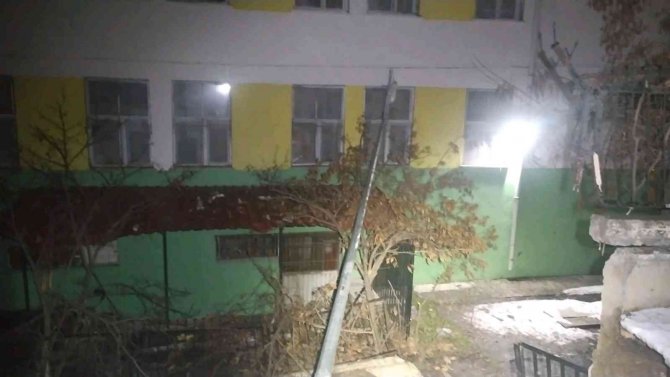 Yoğun kar yağışı nedeniyle okulun istinat duvarı çöktü