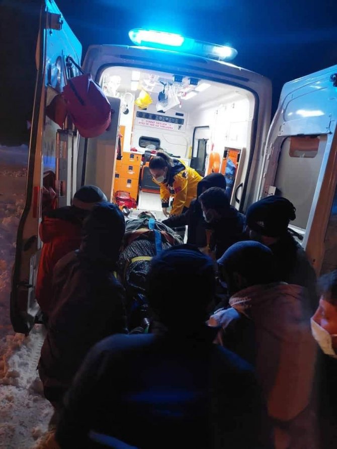 Yollar kapandı, ekipler hasta vatandaşa ulaşmak için seferber oldu