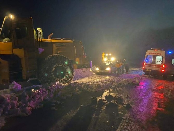 Yollar kapandı, ekipler hasta vatandaşa ulaşmak için seferber oldu