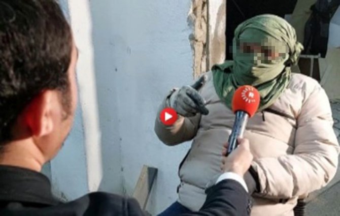 Yüzü kapalı olan göçmen kaçakçısını iki kaşının arasındaki yara izi ele verdi