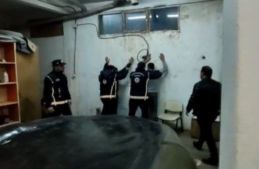 Yüzü kapalı olan göçmen kaçakçısını iki kaşının arasındaki yara izi ele verdi