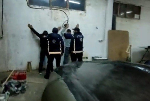 Yüzü kapalı olan göçmen kaçakçısını iki kaşının arasındaki yara izi ele verdi