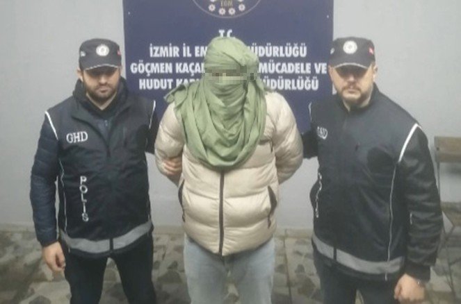 Yüzü kapalı olan göçmen kaçakçısını iki kaşının arasındaki yara izi ele verdi