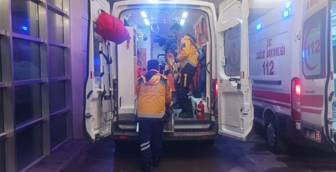 Buzlu yolda motosiklet devrildi: 1 yaralı