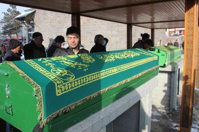 Çığ altında hayatını kaybeden amca çocukları son yolculuğuna uğurlandı