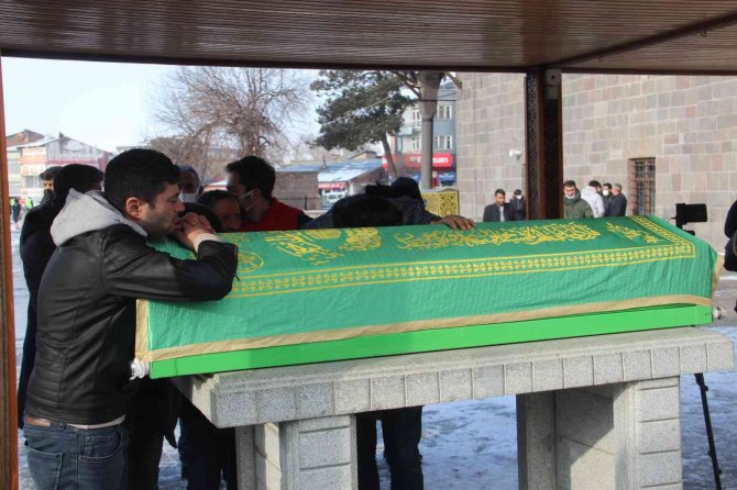 Çığ altında hayatını kaybeden amca çocukları son yolculuğuna uğurlandı