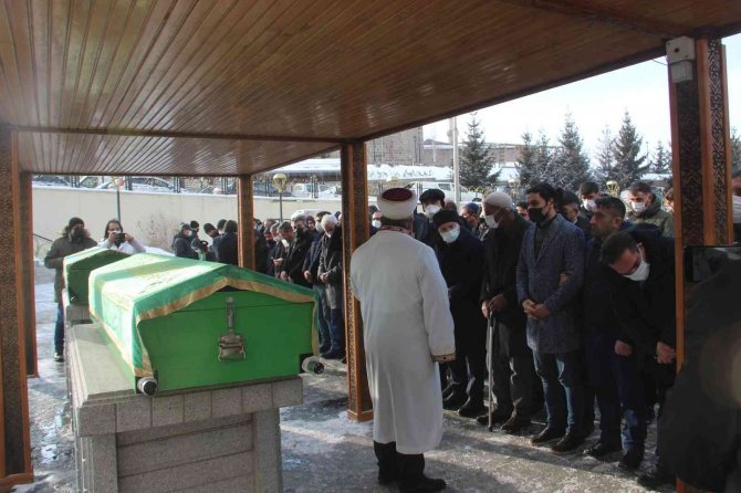 Çığ altında hayatını kaybeden amca çocukları son yolculuğuna uğurlandı