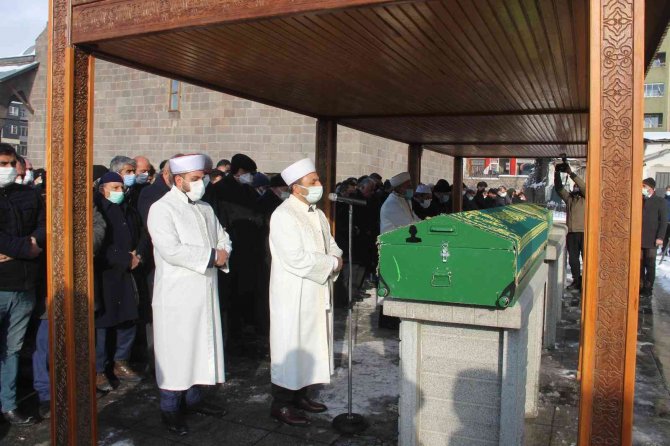 Çığ altında hayatını kaybeden amca çocukları son yolculuğuna uğurlandı