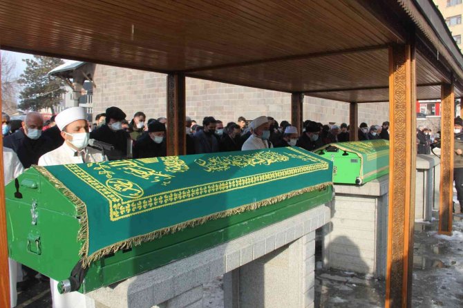 Çığ altında hayatını kaybeden amca çocukları son yolculuğuna uğurlandı