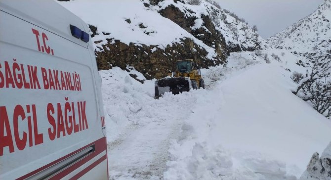 Covid hastasını 8 saatlik çalışma ile hastaneye ulaştırdılar