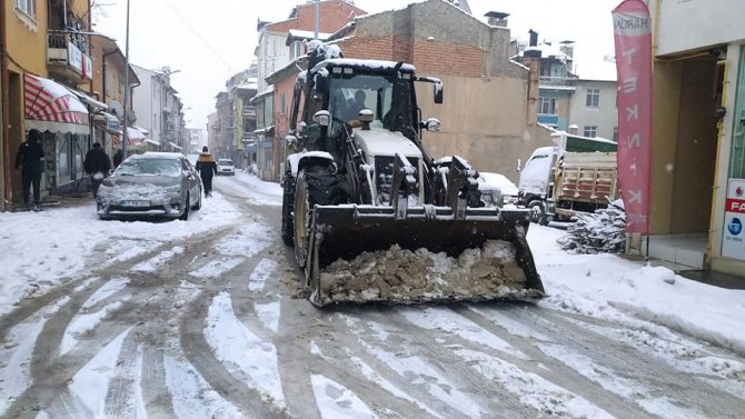 Hisarcık’ta kar küreme ve tuzlama çalışmalarında 50 ton tuz kullanıldı